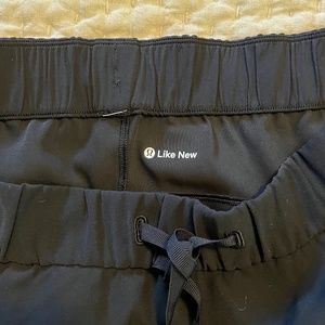 Lululemon Like New Cropped Lightweight Pants Black Size 12